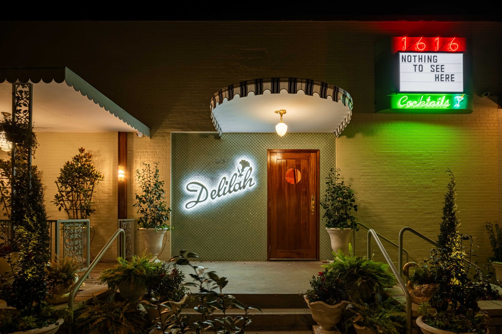 Delilah Dallas entrance — Photo: Robert Tsai Intrarea Delilah Dallas cu firma decorativa si iluminare vibranta